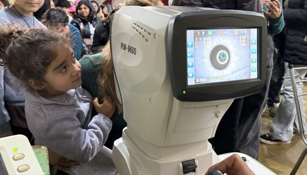 El programa “Te veo bien”, impulsado desde la Dirección de Asistencia, realizará un operativo de salud visual destinado a vecinos del departamento 25 de Mayo. La iniciativa permitirá que personas desde los 6 años de edad puedan acceder a controles oftalmológicos y, en caso de necesitarlo, gestionar la confección de anteojos sin costo.